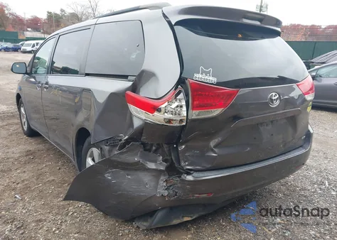 2013 Toyota Sienna Le V6 8 Passenger z USA, uszkodzony, nr VIN 5TDKK3DCXDS295975